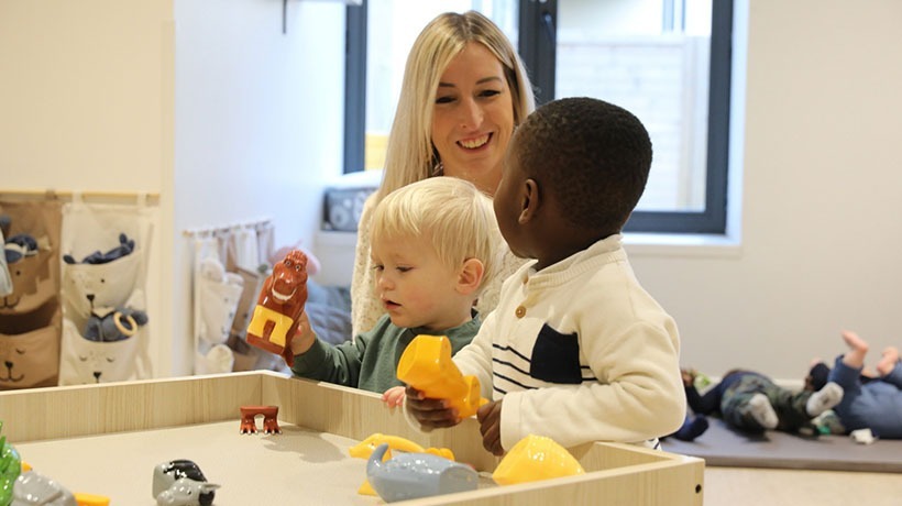 Une auxiliaire joue avec des enfants au sein d'une crèche VYV Enfance