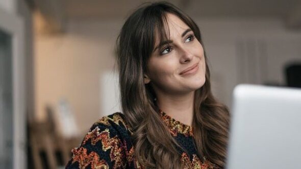 Illustration d'une jeune femme souriante