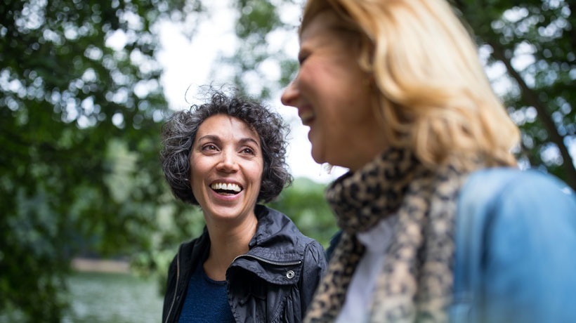 Deux femmes se regardent et sourient en testant les parcours vivoptim