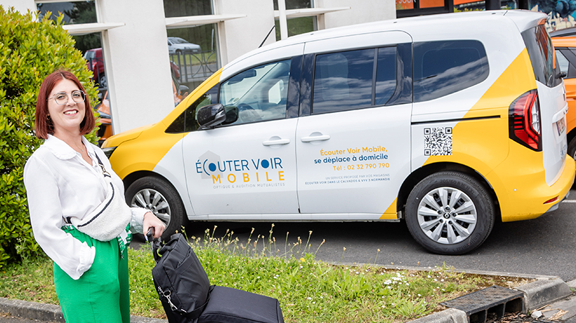 Jeune femme, référente santé, devant véhicule Ecouter Voir Mobile