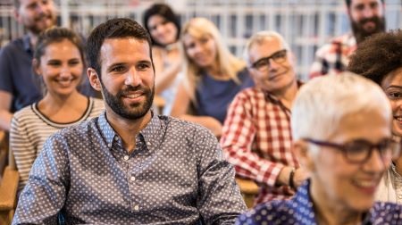 Une assemblée d'hommes et de femmes pour illustrer le pilier gouvernance de la RSE