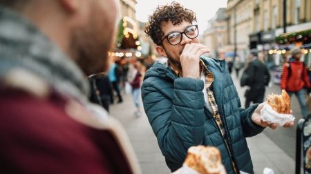 deux personnes dans une rue animée pour illustrer le pilier sociétal de la RSE