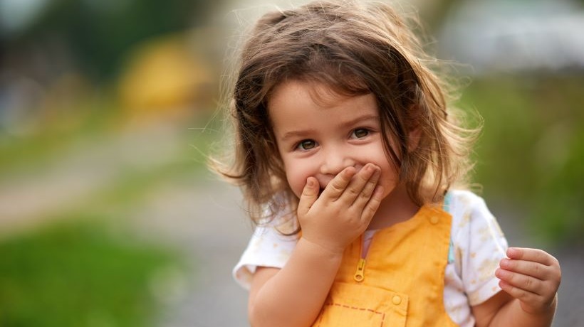 Une petite fille rieuse illustre le thème du développement durable