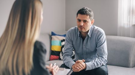deux personnes visiblement à l'écoute pour le theme de la santé mentale