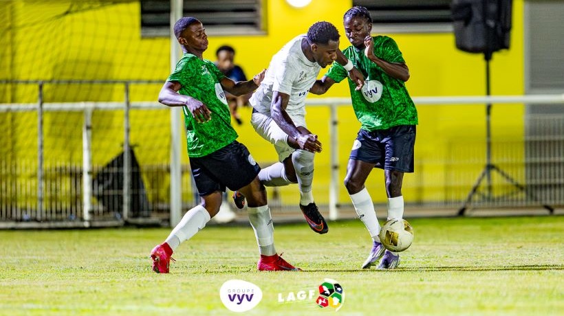 Des joueurs lors de la finale hommes de la coupe VYV de football.