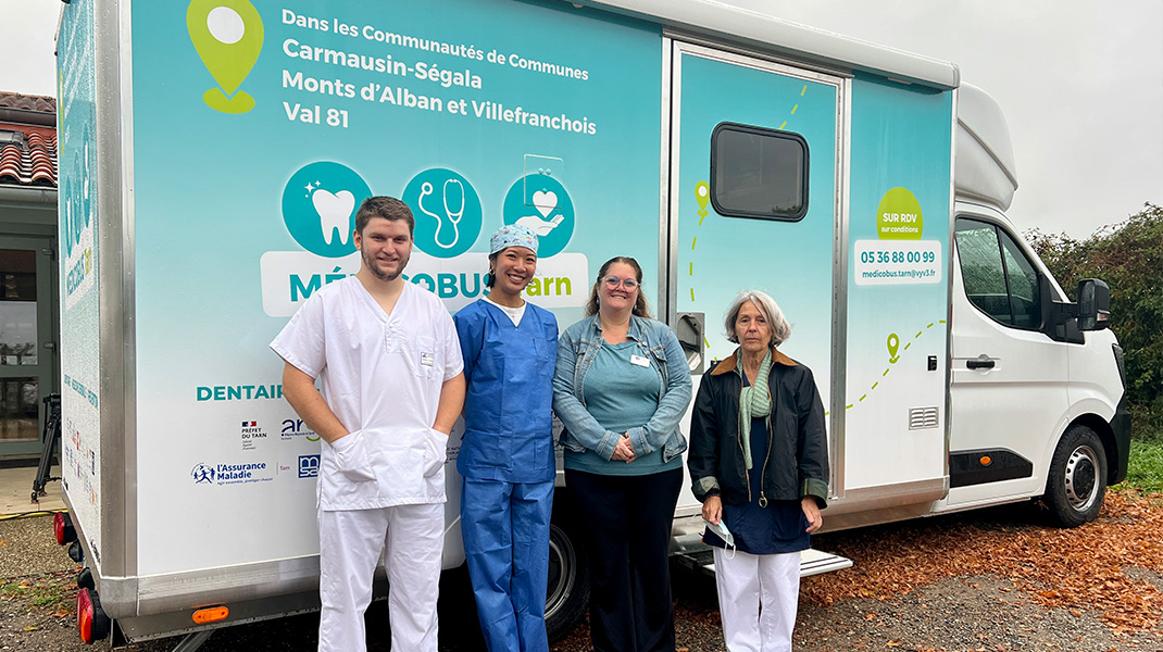 L'équipe de soignants pose devant le MédicoBus du Tarn