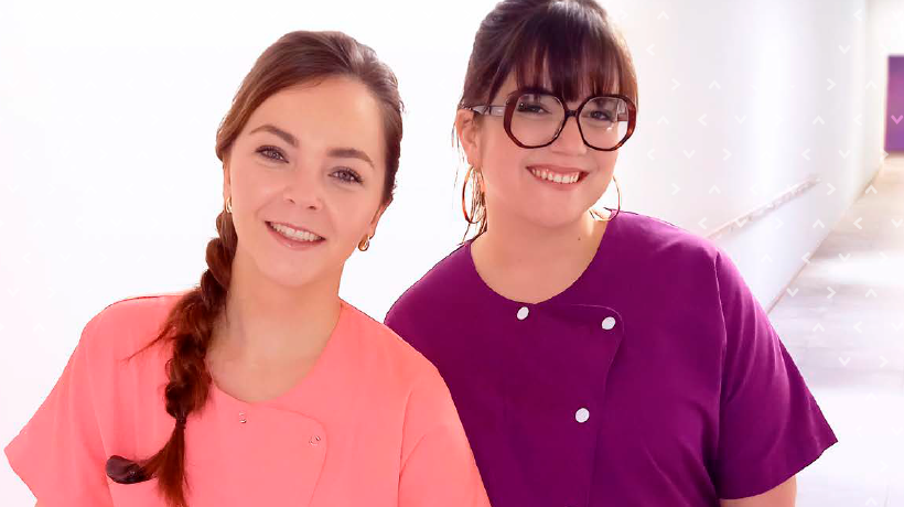 2 jeunes femmes travaillant dans un établissement VYV 3 sont côte à côte et sourient